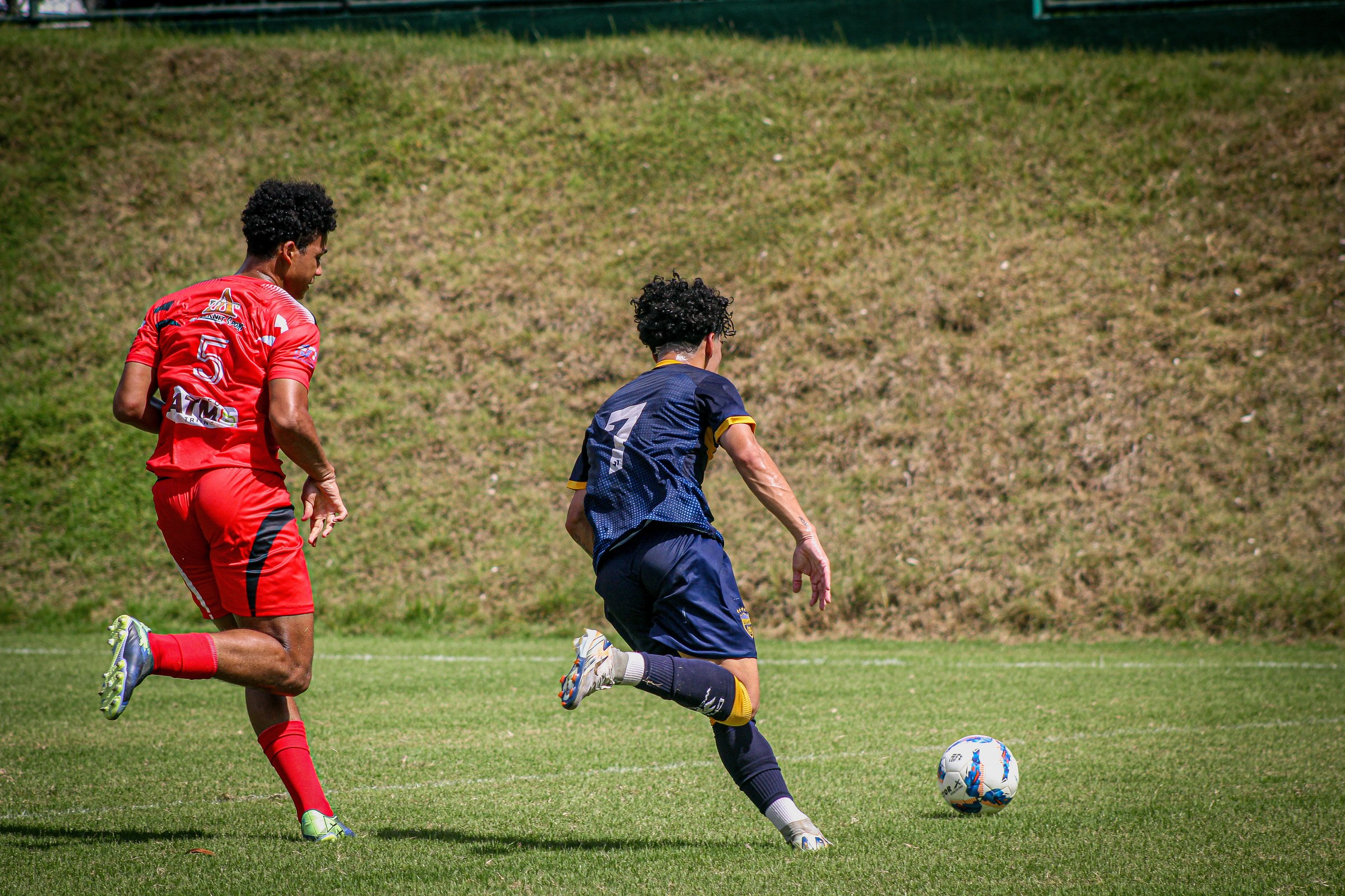 Nathanael Vasiliadis dribbling in Club Atlético Pantoja match